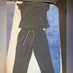 Fabletics Women's Gray Scrub Set - Top & Drawstring Pants